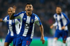 南宫网页版入口-冲刺阶段波尔图备战欧联，战术微调细节曝光，态度坚定，临场指挥获称赞 